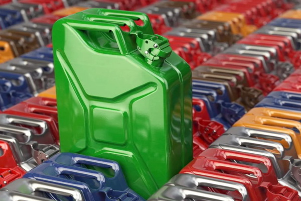 Днепряне откликнулись на просьбу заммэра и принесли 850 канистр вместо 20-ти