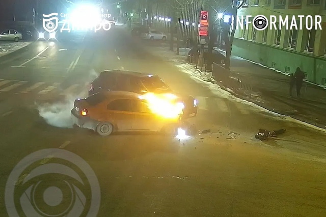 Відео моменту: у Дніпрі на Січеславській Набережній Lanos вигорів вщент після зіткнення з Range Rover