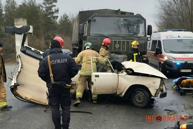 В Днепропетровской области столкнулись грузовик и Жигули: водителя автомобиля вырезали из салона