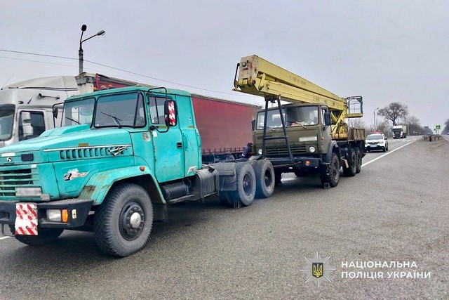 У грузовика отказали тормоза на дороге: полицейские помогли водителю безопасно добраться до места ремонта