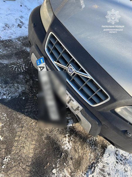 У Дніпрі патрульні перевіряють стан, наявність номерних знаків та їхню відповідність транспортним засобам