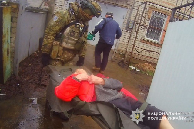 Успели вовремя: полицейские «Белые Ангелы» вывезли 90-летнюю женщину из разбитой береговой линии Никополя