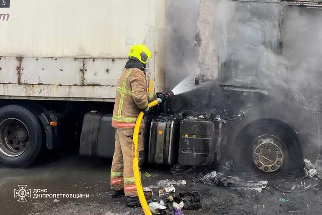 В Днепре на улице Курсантской горел грузовик: есть пострадавший