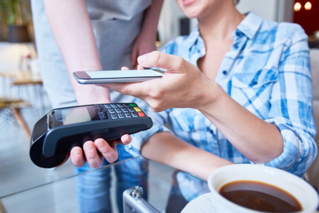 Українці збільшили обсяг безготівкових операцій на 10% у 2025 році