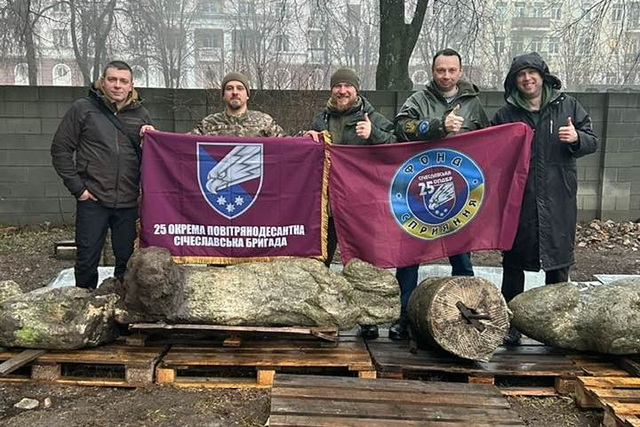 В Днепр при помощи военных доставили еще пять «каменных баб»