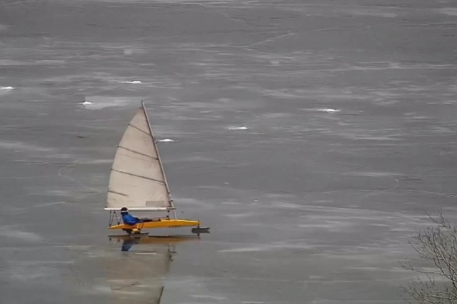 В Днепре заметили человека, который в +2 катался по льду на паруснике