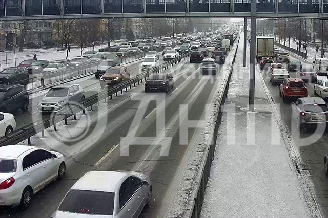 В Днепре непогода вызвала масштабную пробку на Слобожанском проспекте