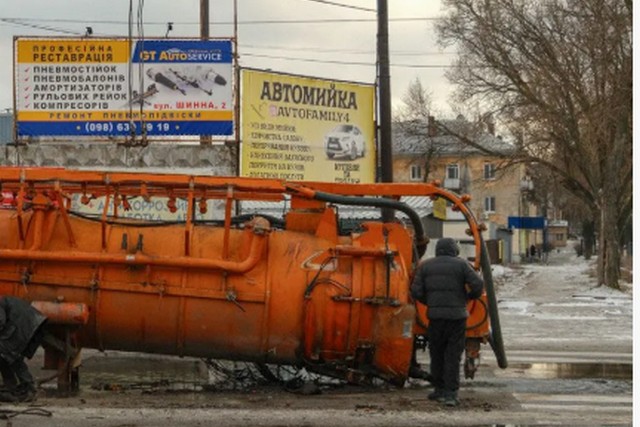 фото: Інформатор В Днепре на Шинной грузовик «потерял» цистерну с нечистотами: видео момента ДТП