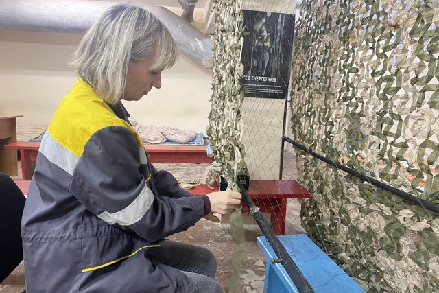 Энергетики Днепра для фронта плетут сетки и делают свечки