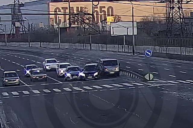 Видео момента: в Днепре на Набережной Заводской столкнулись Opel, Mitsubishi и Audi