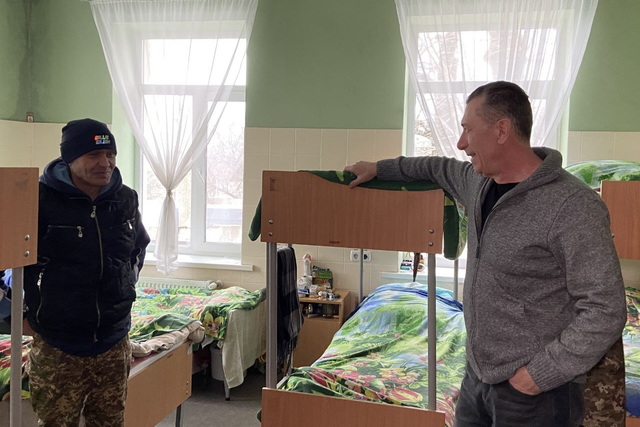 Дах над головою, оформлення документів і навіть виїзд закордон. Як Дніпро піклується про безхатченків