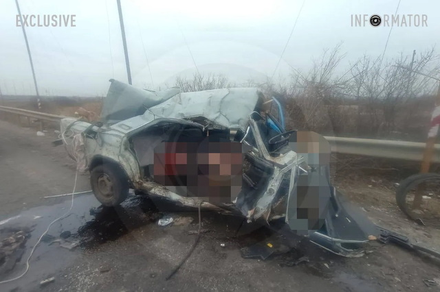 Рятувальники деблокували тіла: у Дніпропетровській області після зіткнення з Toyota загинули водій та пасажирка ВАЗ