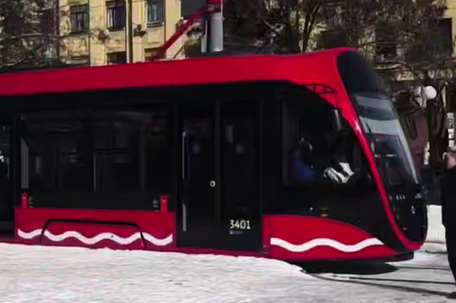 В Днепре на маршрут выходит новый низкопольный трамвай — город ожидает еще четыре таких