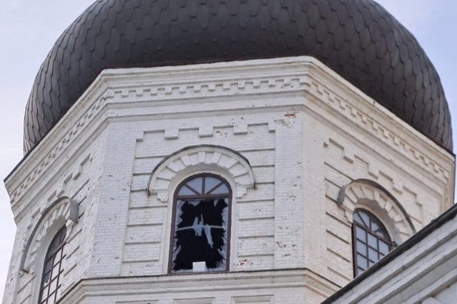 В Никополе российский снаряд уничтожил беседку и повредил библиотеку кафедрального Спасо-Преображенского собора