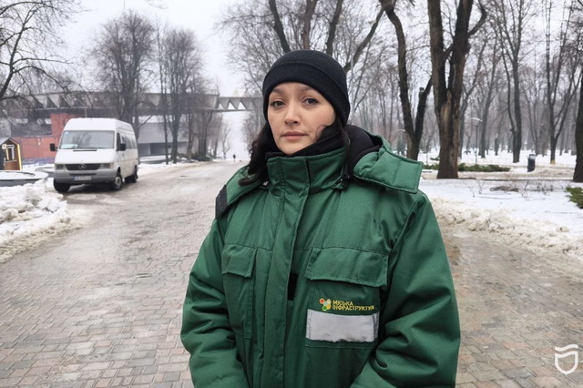 Місто тримається на сильних. Дружина військового піклується про чистоту у парках Дніпра