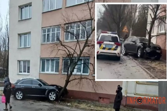 У Дніпрі Infiniti влетів у дерево на Червоному Камені