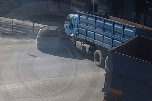 У Дніпрі на Січеславській Набережній зіштовхнулися легковик і вантажівка з причепом, рух паралізований