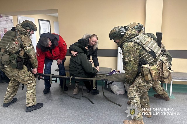 Чекала на сина, який зник безвісти на війні: екіпаж поліції «Білий янгол» евакуював з Нікополя маломобільну жінку