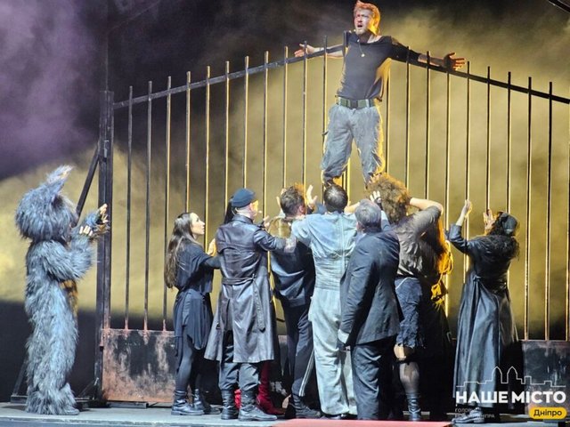 Браво, львівяни та кияни: у Дніпрі показали виставу за бестселером Іларіона Павлюка