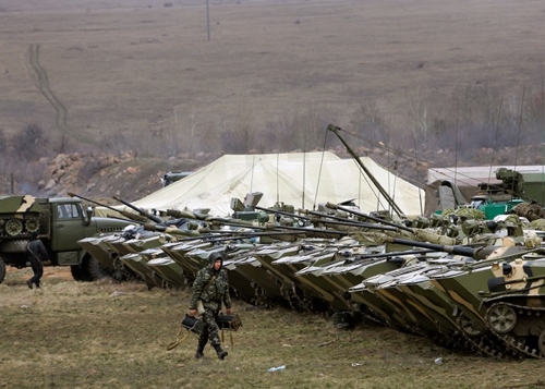На Днепропетровщине по сельским дорогам едут танки и БТРы