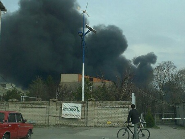Фото: ТД МЧС: в Днепропетровске сильный пожар, горит не «Полимермаш»