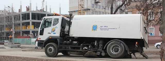 В Днепре автомобиль дорожных коммунальщиков провалился в асфальт