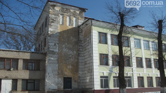 На фото школа №20 Школам Каменского нужен ремонт