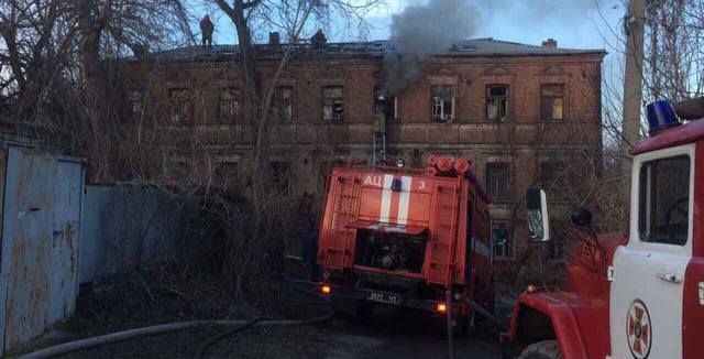 У Дніпрі пожежні-рятувальники ліквідували пожежу площею 100 кв. м.