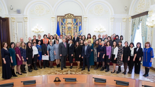 Вчителька з Кам`янського отримала стипендію від Благодійного Фонду Петра Порошенка