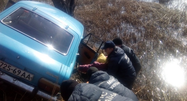 На Дніпропетровщині водій автомобіля не впоравшись з керуванням врізався в дерево та застряг у кюветі
