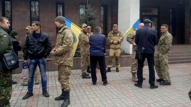 Добровольцы собрались у здания СБУ в Каменском в знак солидарности с участниками блокады