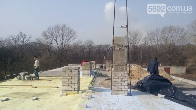 Бригада рабочих чинит кровлю дома на Механизаторов. В Каменском на Соцгороде восстанавливают обвалившуюся крышу