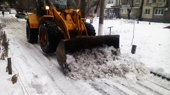 На дорогах Каменского круглосуточно работает спецтехника