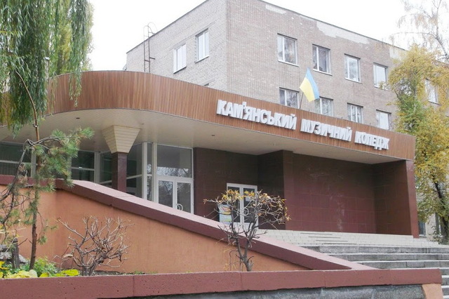 Работников Каменского музыкального колледжа отметили орденами и медалями