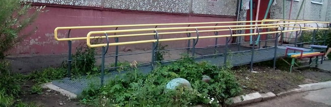 В Каменском входы в жилые дома оборудуют для людей с инвалидностью