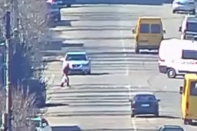 В Каменском на «зебре» автомобиль сбил мужчину