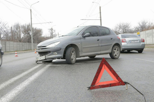 В Днепре столкнулись Peugeot и Subaru: пострадала женщина