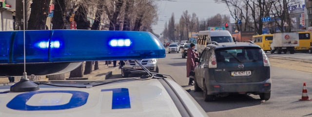 В Днепре мужчина на Mazda сбил женщину и пытался скрыться: прохожие заблокировали его автомобиль