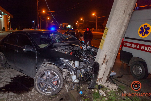 В Днепре на Набережной Победы Honda врезалась в столб возле автосалона Lexus