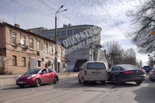 Неудачный поворот: в Днепре на ул.Чернышевского произошла авария