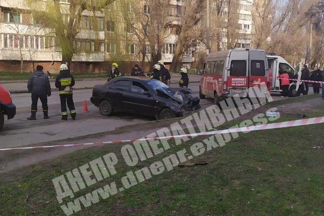 В Днепре на Победе Daewoo столкнулся на «встречке» и отлетел в маршрутку на остановке: видео момента аварии