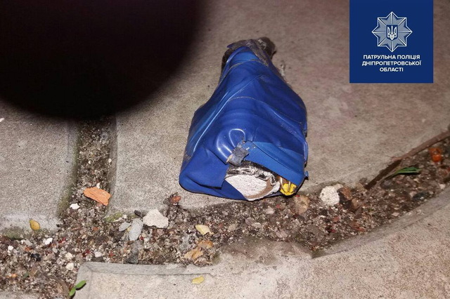 В Днепре патрульные обнаружили у чужих автомобилей мужчин с самодельным устройством из патронов