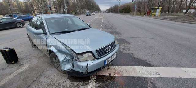 В Днепре на Набережной Заводской столкнулись Mercedes и Audi