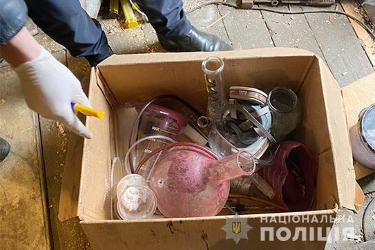 Днепрянин изготавливал в своем гараже метамфетамин, его подельник выращивал у себя в квартире коноплю на гидропонике