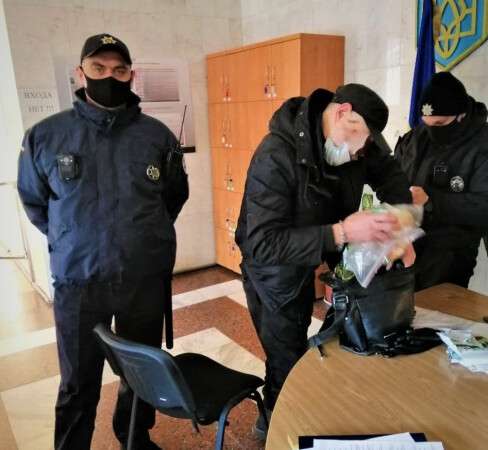 В Днепре мужчина пытался пронести в суд сверток с «травкой»
