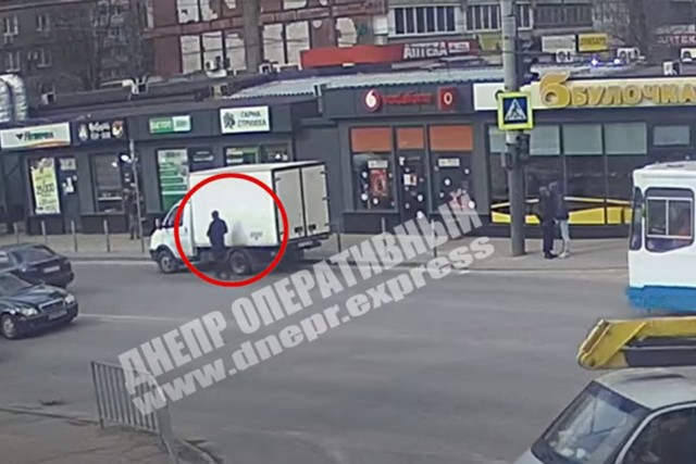 В Днепре на Калиновой вор буквально за минуту «увел» телефон из авто: видео момента