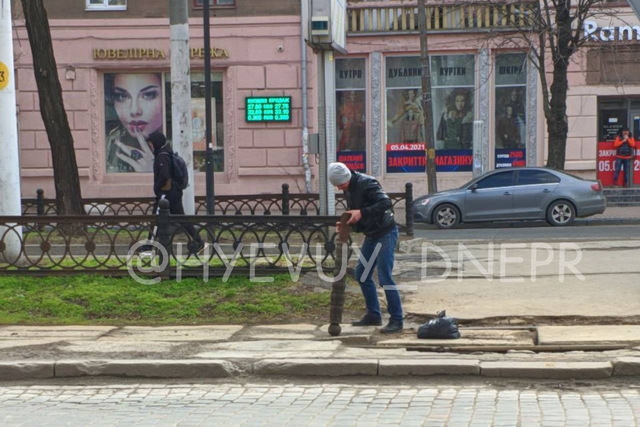 В Днепре задержали вора, укравшего кованную ограду с аллеи на проспекте Яворницкого