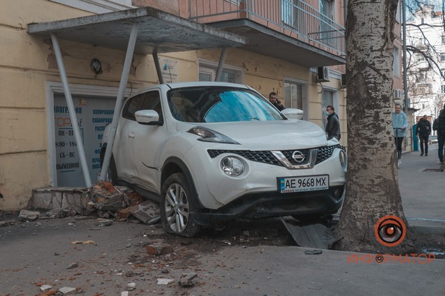 В Днепре на Гончара Nissan заехал на тротуар с пешеходами: мужчину забрала скорая