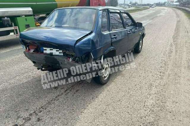 На трассе Днепр - Павлоград столкнулись фургон Mercedes и ВАЗ: есть пострадавший