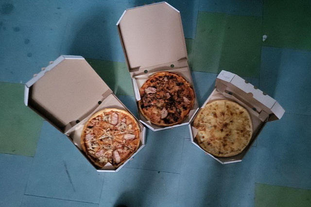 Днепряне обнаружили в своем подъезде коробки с пиццей возле дверей